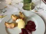 Unser Dessert Birne in Rotwein und unsere eigenen Äpfel in unser Traubensaft